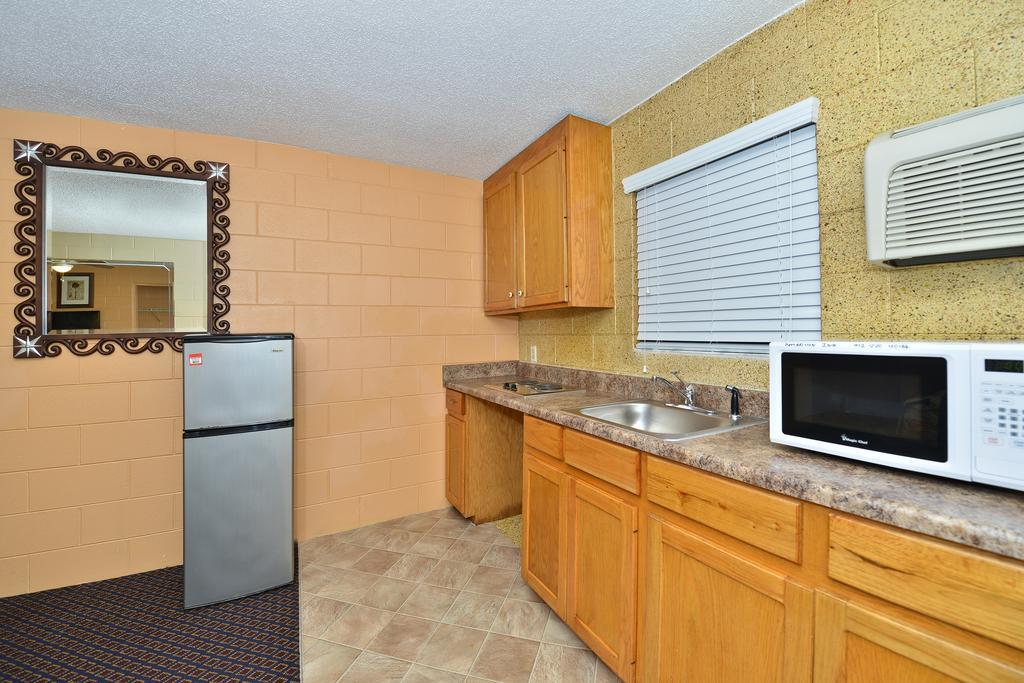 Savannah Inn And Suites Savannah Port Area Room photo